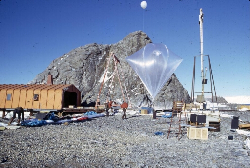 Programme CITADEL : préparation d'un lancement. Au centre le ballon ayant pour but de faire décoller en douceur l'équipement de mesure que l'on voit à droite. Le hall fusées et le mont Rose.