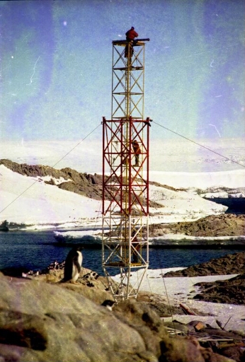 Montage du pylône du sondeur ionosphérique par la société Entrepose.