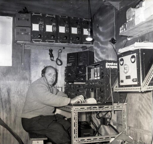 L'opérateur radio Jean Mazière installé devant ses émetteurs-récepteurs au cours d'une vacation en morse.