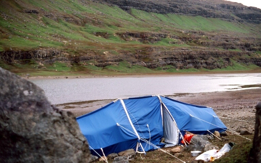 Au Lac Iseult le campement des hydrobios. La tente Makalu, 2 couchages de chaque coté et au centre la cuisine.