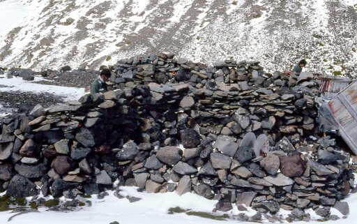 Ballade de 9 jours autour du Mont Ross - J2 - Reste des murs de pierre de l'ancien camp de base du Ross