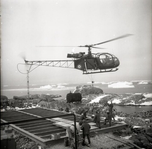 Début des travaux de la nouvelle centrale. L'hélicoptère Alouette II utilisé en grue volante.
