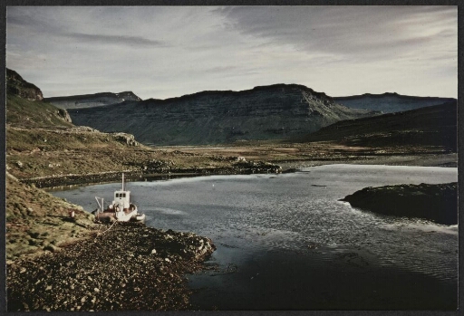 Vue panoramique de l'anse aux remous : Un petit navire amarré sur la berge.
