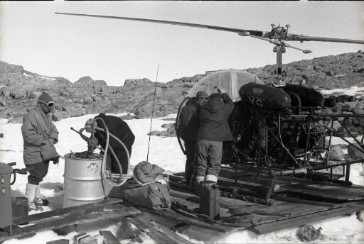 Préparation de l'Hélicoptère Bell 47 AGI 55 - 57, partiellement démonté et transporté en caisse.