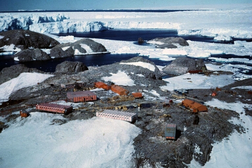 Survol des principaux bâtiments de la base. En continuant vers le sud-est, les îles Buffon, Claude Bernard et Lamark puis le glacier de l'Astrolabe.