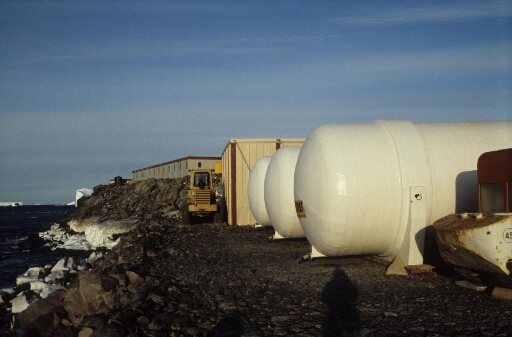 La base vie du chantier de construction de la piste d'atterrissage sur l'île du Lion. Au premier plan les réservoirs d'eau douce.