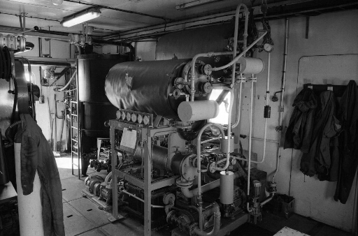 Dans la centrale électrique, le distillateur d'eau de mer : distillation sous vide à basse température. (calories des groupes)