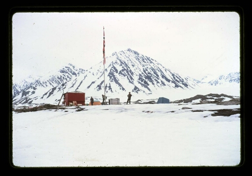 Drapeaux norvégien et et français au vent- mission CNRS 1964 - vue 2