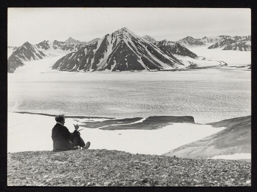 Un homme assis devant un paysage du Spitzberg
