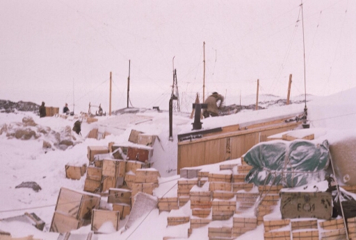 Port-Martin après une chute de neige. Travaux extérieurs. Amoncellement de caisses de vivres et matériels.