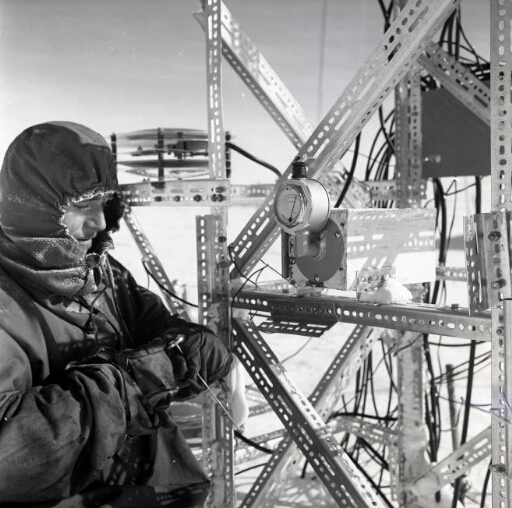 Un homme vérifie les équipements de la tour météo.