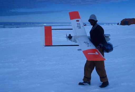 Sur le continent, à D10 : sondage météorologique expérimental utilisant un drone SAM.