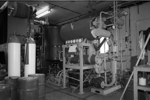 Dans la centrale électrique (n°24) le bouilleur : distillation de l'eau de mer sous vide à basse température.