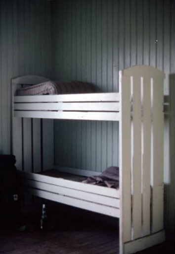 Port Jeanne d'Arc, ancienne station baleinière franco-norvégienne. Une chambre avec des lits superposés.