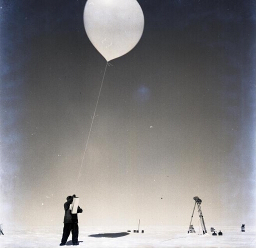 Sondage météo à Charcot. Un homme tient la sonde suspendue au ballon puis gagnera le théodolite de poursuite.