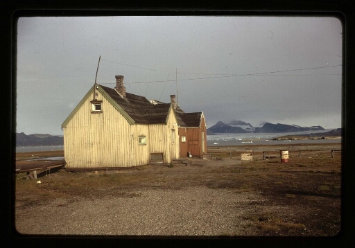 Maisons colorées du village de Ny-Ålesund - mission CNRS 1964