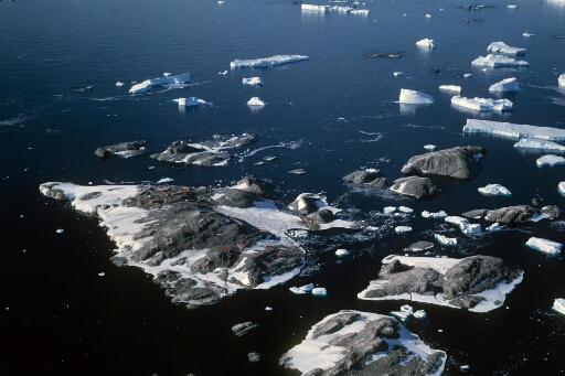 Survol, vers le nord, de l'archipel. Mer libre, quelques icebergs.