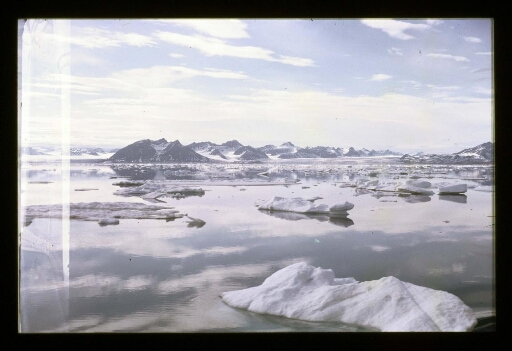 Le fjord où flottent des morceaux de glace- mission CNRS 1965