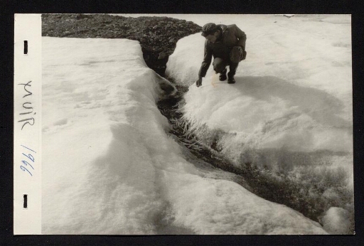 Un homme accroupi près du sol gelé- mission du CNRS 1966 - vue 1
