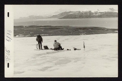 Deux homme de dos sur de la glace ; ils sont face à la mer - mission du CNRS 1965