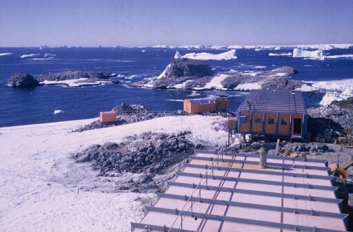 Le labo 2 nouvellement construit dans l'axe du labo 1. A l'arrière-plan, les îles Cuvier et du Lion. Mer libre, nombreux icebergs à l'horizon.