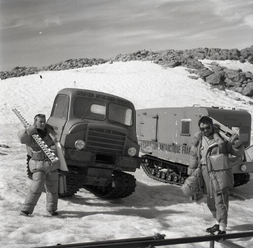 Travaux de "nivellement". Deux opérateurs. Un weasel transformé avec une cabine de camion Citroën P 55.