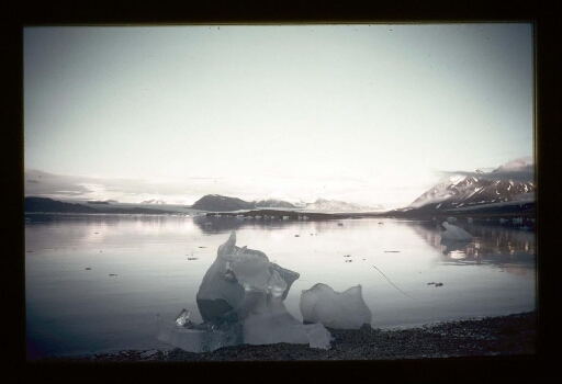 Kongsfjord - iceberg sur la plage - mission CNRS 1963 - vue 1