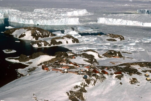 Survol, vers l'est, de l'île des Pétrels en direction des îles Buffon, Claude Bernard et Lamarck. Plusieurs gros icebergs à proximité de l'archipel.
