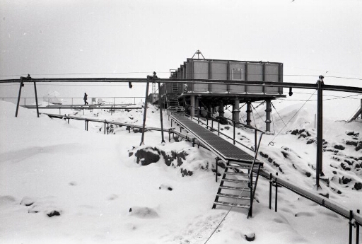 Le labo 2 (bâtiment n°26), le monorail "vide ordures", l'adduction d'eau de mer. Photo d'hivernage après une neige récente.