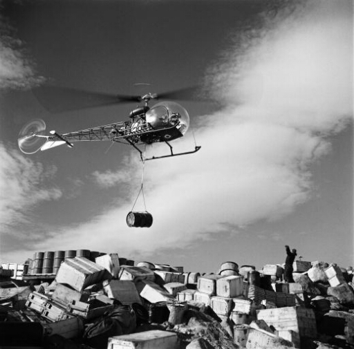 Transport de charges par hélicoptère Bell 47 G2 en "Sling", du Norsel à l'île des Pétrels.
