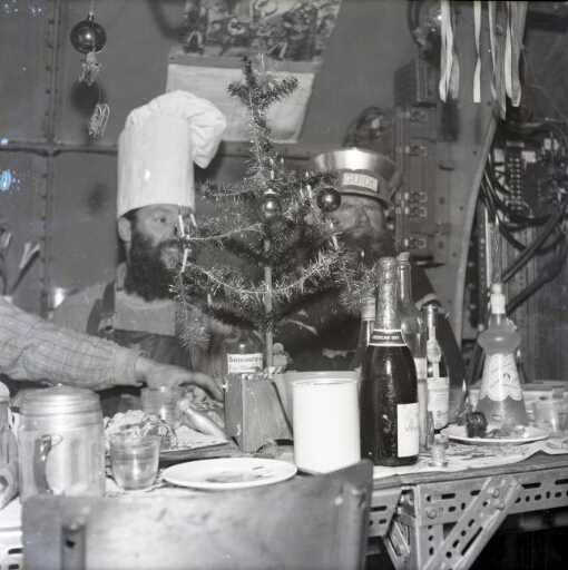 Repas de Noël des hivernants 1958. La relève, avec le Norsel n'arrivera que le 8 janvier 1959.