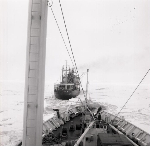 Le brise-glace soviétique "Ob" ouvre la route au navire scientifique  "Professor Zubov". Campagne franco-soviétique au départ de Mirny.