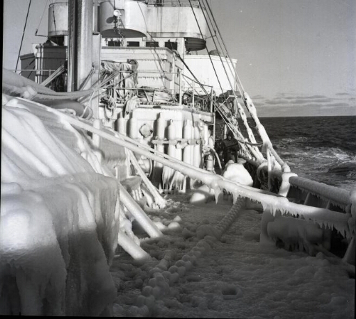 Les embruns gelés recouvrent le pont du navire. Le Commandant Max Douguet renonce à atteindre le continent.