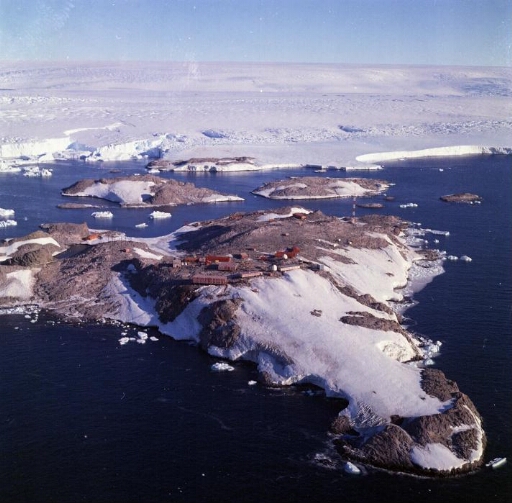 Vue aériene de l'île des Pétrels, du nord au sud. Les îles J. Rostand et A. Carrel (Le Mauguen), le nunatack et l'Astrolabe.