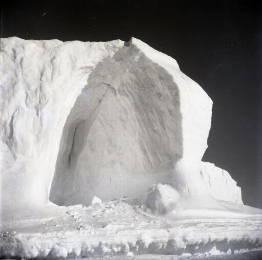 Iceberg immobilisé dans la banquise.
