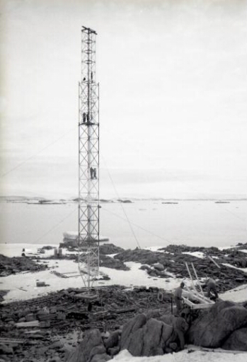 Montage du pylône du sondeur ionosphérique par la société Entrepose.