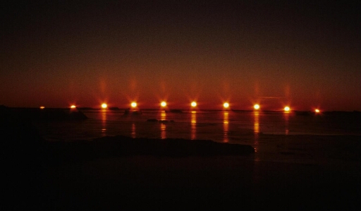 Trajectoire du soleil en milieu de journée, probablement le jour du solstice d'hiver. Cliché réalisé en dix poses. Les deux soleils au centre indiquent le nord.