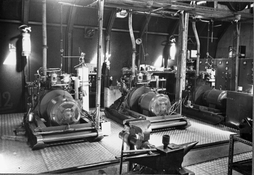 Dans la centrale électrique les trois groupes électrogènes 20 Kva Aubry & Simonin, Moteur diésélair Aster, 2 cylindres.