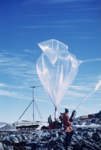 Programme CITADEL pour l'étude du champ électrique dans l'ionosphère : sur le site de lancement, gonflage du ballon stratosphérique de 5 000 m3.