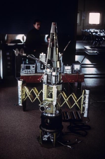Préparation dans le hall fusées, de la case d'équipement placée dans la tête d'une fusée Dragon pour l'étude de l'ionosphère.