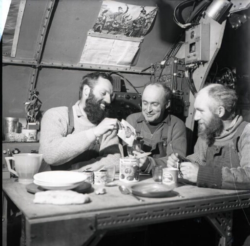 Moment de détente d'après repas pour Henri Larzillière, René Garcia et Guy Ricou.