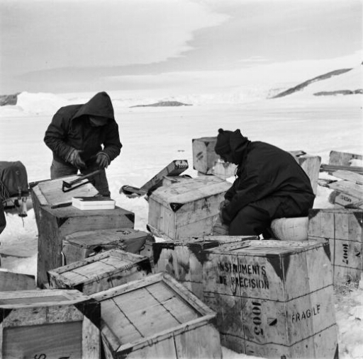 Dans la zone de débarquement, les trois futurs hivernants à Charcot rassemblent les caisses de leurs matériels.