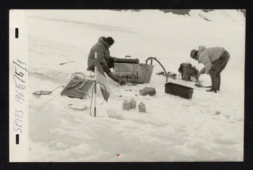 Deux hommes sur la glace - mission du CNRS 1965  - vue1