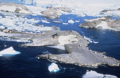 Survol du chantier de la piste du Lion. A l'arrière-plan, les îles Claude Bernard, Buffon et Lamarck et le sud des Pétrels, le glacier de l'Astrolabe.