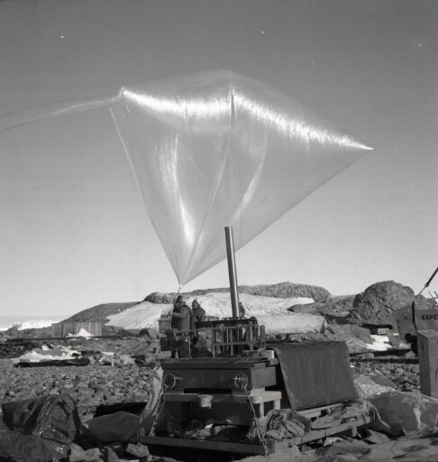 Programme CITADEL : mesure du champ électrique dans l'ionosphére. Ballon annexe prêt pour le lancement.