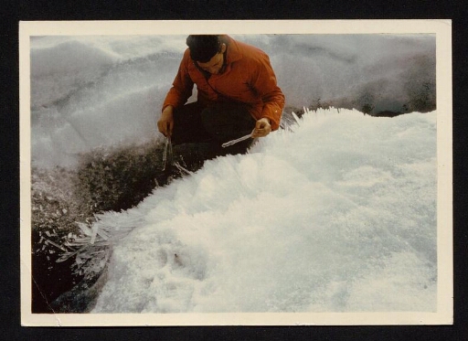 Un homme faisant des prélèvements de neige - mission CNRS 1963