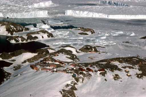 Vue aérienne vers l'est-sud-est, de l'île des Pétrels en direction des îles Buffon, Claude Bernard et Lamarck puis les icebergs issus de l'Astrolabe .