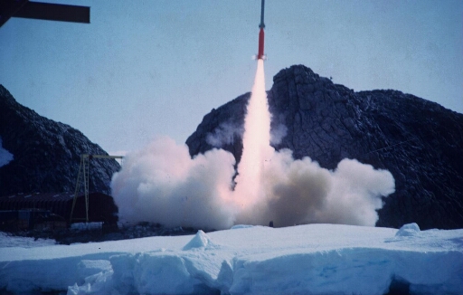 L'une des quatre fusées Dragon vient de quitter le pas de tir et s'élève vers son objectif, l'ionosphère. A l'arrière-plan, le mont Rose.