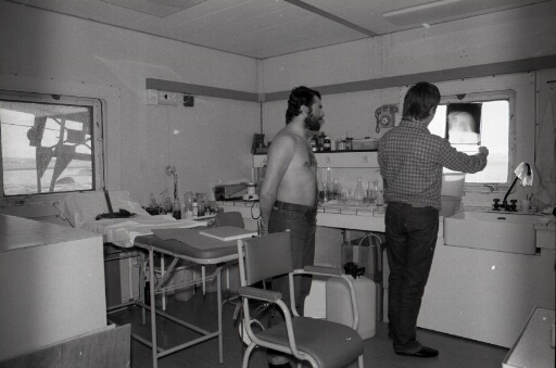 Dans la salle de soins, le médecin Bruno Pats examine une radio de l'épaule de son patient.