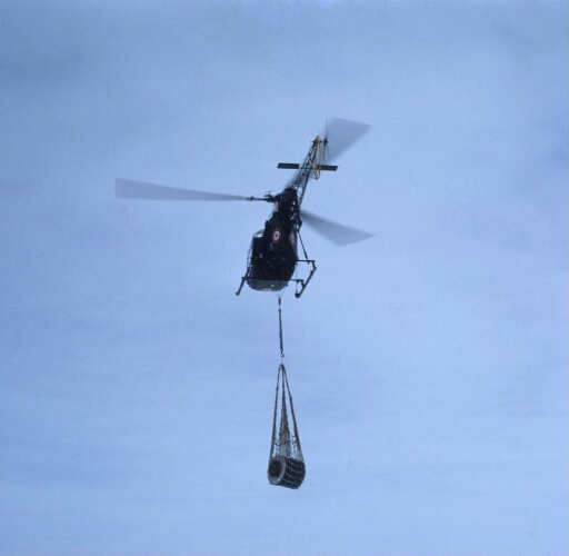 Transport d'un matériel en "sling" par l'hélicoptère Alouette 2.